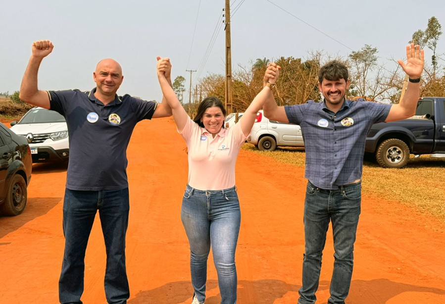 Ariadne Gheller faz grande adesivaço em assentamento de Itaquiraí